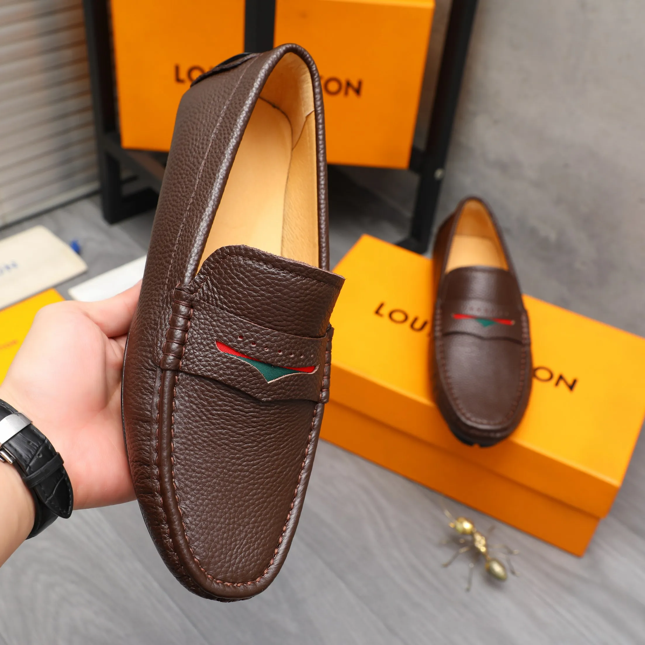 Men's shoes 💰360 Product trademark: LV "Louis Vuitton" casual slip-on men's shoes Regular size: 38-45 Product material: Selected pebbled cowhide upper, pigskin lining, rubber outsole